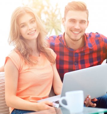 dizüstü evde kullanan modern gençlerin.