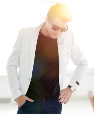 Beyaz şık elbiseli şık yakışıklı