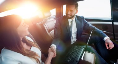 Arabaya el sıkışan kadın ve erkek