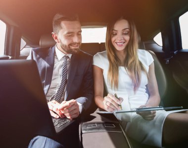 erkek ve kadın iş belgeleri taksi tartışıyor