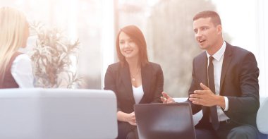 ofis lobisinde konuşurken iş takım