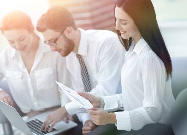 Ofiste finansal çizelgelerle çalışan bir iş adamı.