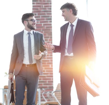 Bina ve konuşmayı ofisinde yürürken iş ortakları