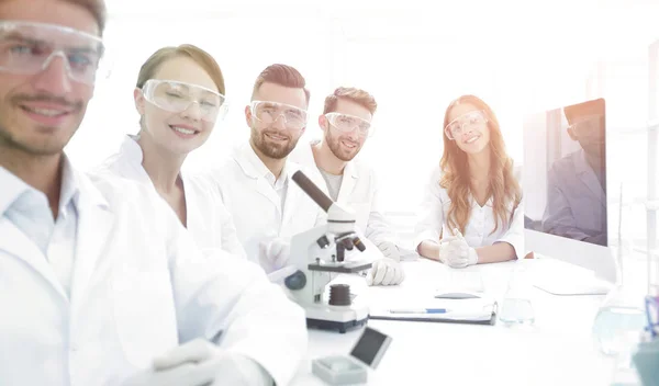 Αρσενικό επιστήμονας και η ομάδα στο εργαστήριο. — Φωτογραφία Αρχείου