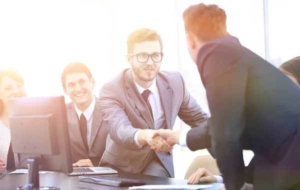 Apretón de manos socios comerciales en una reunión de negocios — Foto de Stock