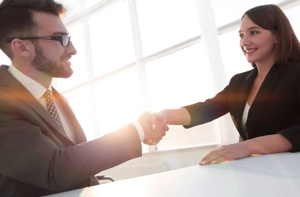 Дружелюбные улыбающиеся деловые люди, пожимающие друг другу руки после приятного разговора — стоковое фото