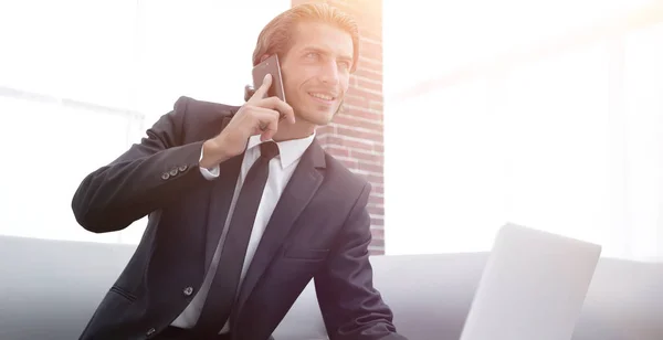 Un hombre de negocios seguro en su oficina . — Foto de Stock