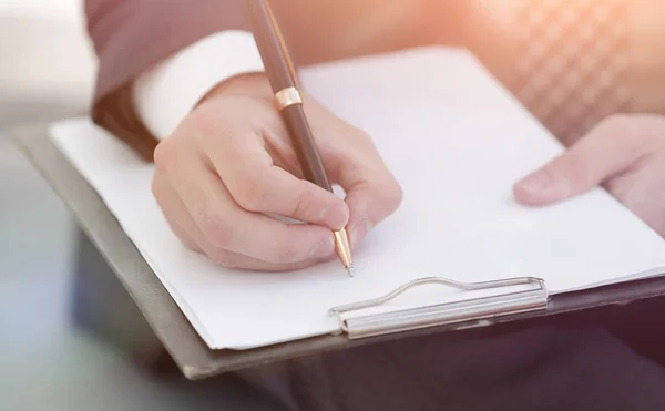 Affärsman tecknar avtal. Håller pennan i hand. — Stockfoto