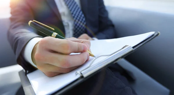 Бизнесмен подписывает контракт. Держа ручку в руке . — стоковое фото
