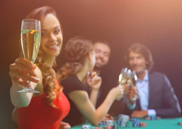Девушка пьет коктейль в казино — стоковое фото