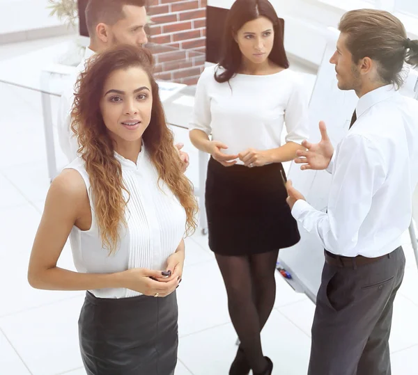 Mujer de negocios en el fondo de los colegas — Foto de Stock