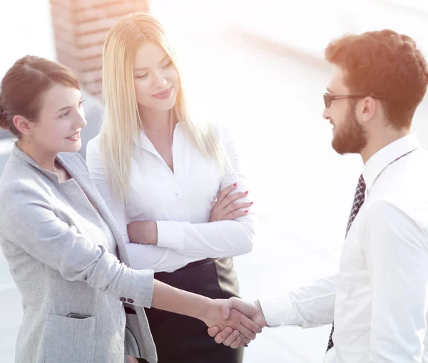 Benvenuto e stretta di mano dei partner commerciali — Foto Stock