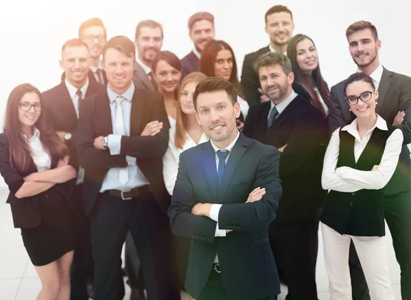 Líder de pie frente a un gran equipo de negocios —  Fotos de Stock