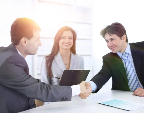 Parceiros de negócios handshake no local de trabalho — Fotografia de Stock