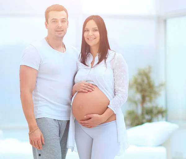 Joyeux couple enceinte dans une nouvelle maison dans un nouveau logement — Photo