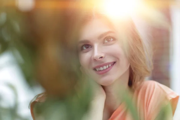 Retrato da mulher sorridente rosto no fundo borrado . — Fotografia de Stock