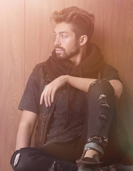 Pohledný dospělý muž sedící u cihlové zdi. Pánská móda. — Stock fotografie