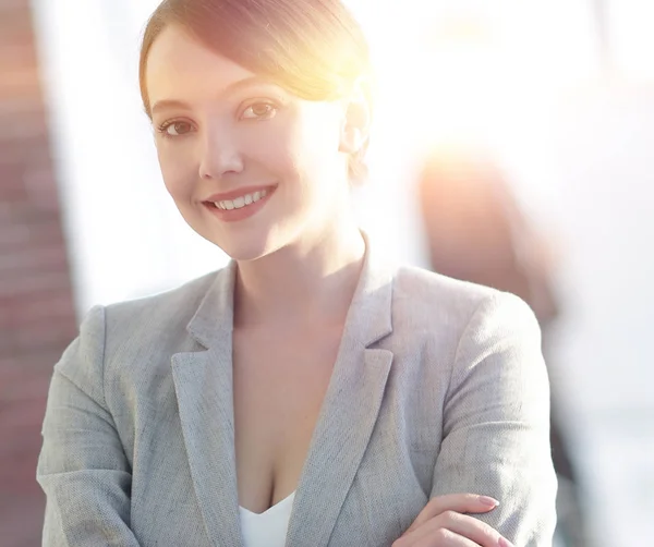 Retrato de mujer de negocios confiada en el fondo de la oficina . —  Fotos de Stock