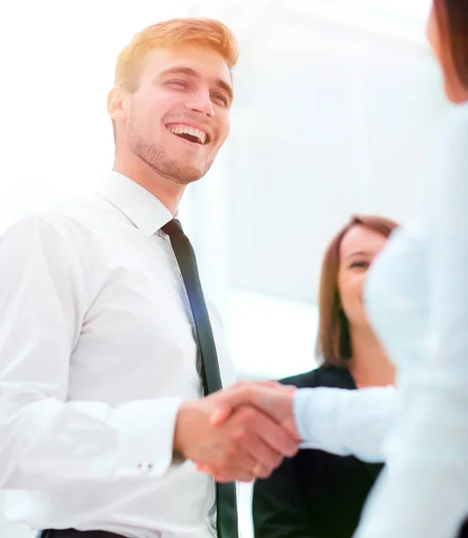 Divertido sonriente hombre de negocios estrechando la mano con su pareja . —  Fotos de Stock