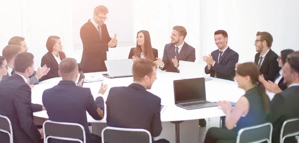 Empresario hablando de una propuesta en las negociaciones. — Foto de Stock