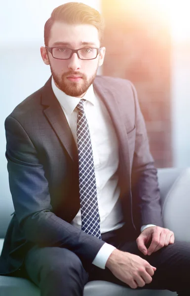 Portret atrakcyjny biznesmen w okularach — Zdjęcie stockowe