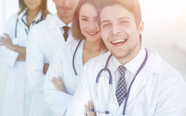 Az orvosok magabiztos boldog csoportjának portréja — Stock Fotó