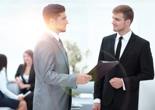 Manager förmedlar anställde dokument i office — Stockfoto