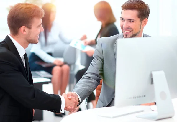 Handshake Manager e il cliente in ufficio. — Foto Stock