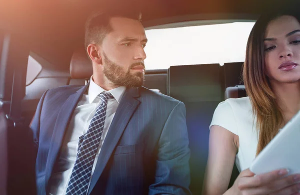 Succesvolle mensen werken samen in de rug zetel van auto — Stockfoto