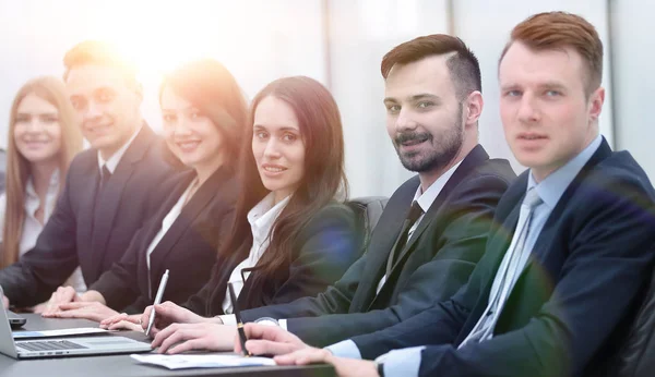 Business team zit aan de balie in de vergaderzaal — Stockfoto