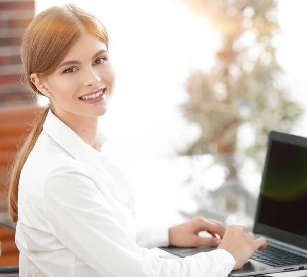 Ung affärskvinna som sitter vid sitt skrivbord på kontoret och arbeta o — Stockfoto