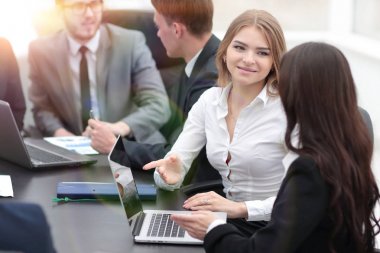 Kadın personeli ofiste