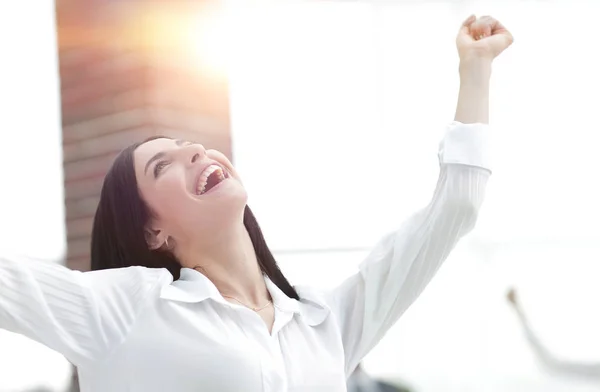 Glad ung affärskvinna på en suddig office bakgrund. — Stockfoto