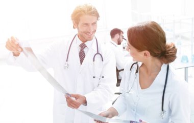 X-ışını raporu inceleyerek hemşire ile erkek cerrah