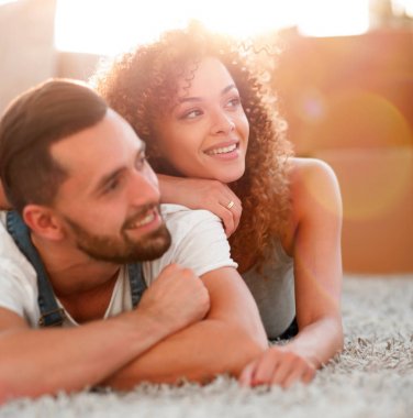 Mutlu çift arka plan bulanık halıya yatan