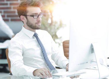 Yöneticisi inşaat üstünde bir bilgisayar