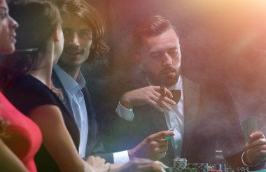 Üst sınıf arkadaşlar kumarhanede kumar oynuyorlar.