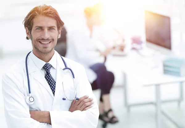 Bonito médico do sexo masculino sorrindo com os braços cruzados no peito retrato — Fotografia de Stock