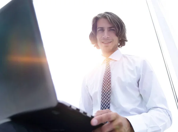 Gros plan jeune homme d'affaires assis devant l'ordinateur portable — Photo