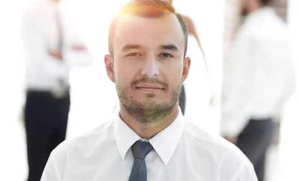 Retrato de empresário bem sucedido em fundo borrado — Fotografia de Stock