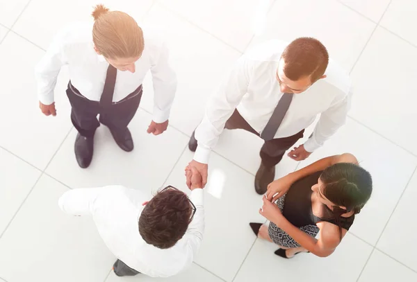 Vista dall'alto. colleghi che stringono la mano nell'atrio dell'ufficio . — Foto Stock