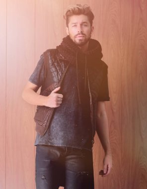 Stüdyoda poz veren yakışıklı genç erkek model.