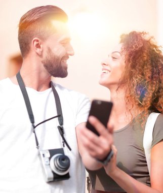 Gülümseyen iki akıllı telefon birlikte şehirde kullanma