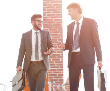 Bina ve konuşmayı ofisinde yürürken iş ortakları