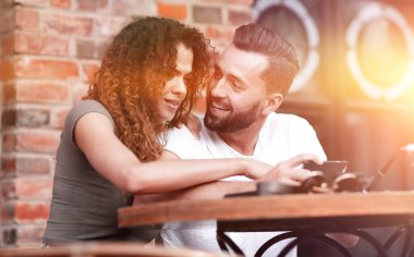 Güzel bir çift kahve içiyor, birlikte eğleniyorlar..