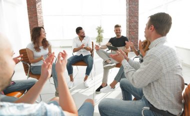 iş takım modern ofisindeki bir seminerde