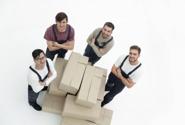 Beyaz arka plan üzerinde izole kutuları tutan genç Nakliyeciler,