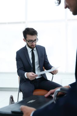 belgeler ve fikirler toplantısında şirket yöneticileri