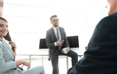 Aletleri kullanan işçiler, çalışma molası.