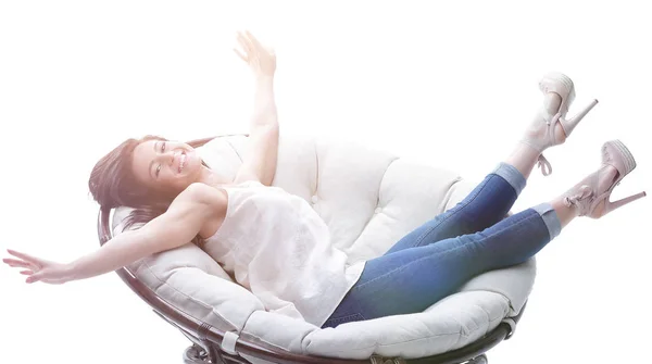 Jovem mulher moderna relaxante em uma cadeira macia aconchegante redonda — Fotografia de Stock